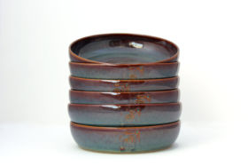 Pile d'assiettes creuses bleuté en grès, buddha bol, Terr'Ame, atelier-boutique de céramique de Véronique Bélier, Trévoux, Ain