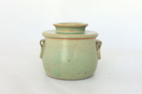 Beurrier à eau vert avec bouton Beurrier à eau vert avec bouton, Terr'Ame, atelier-boutique de céramique de Véronique Bélier, Trévoux, Ain