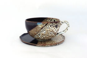 Service déjeuner, grosse tasse et sa coupelle, brun moucheté, Terr'Ame, atelier-boutique de céramique de Véronique Bélier, Trévoux, Ain