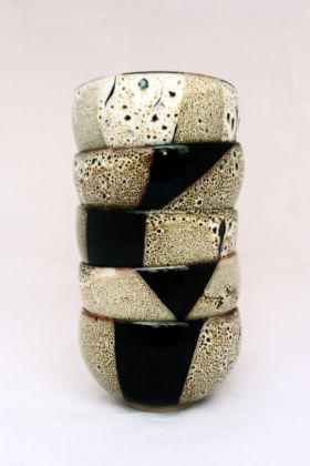 Empilement de bols en poterie, émail brun moucheté, Terr'Ame, atelier-boutique de céramique de Véronique Bélier, Trévoux, Ain