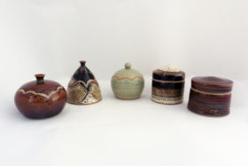 Ensemble de boîtes variées en poterie, Terr'Ame, atelier-boutique de céramique de Véronique Bélier, Trévoux, Ain