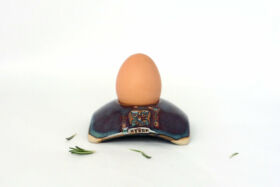 Coquetier carré brun bleuté en poterie, Terr'Ame, atelier-boutique de céramique de Véronique Bélier, Trévoux, Ain
