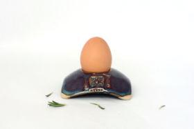 Coquetier carré brun bleuté en poterie, Terr'Ame, atelier-boutique de céramique de Véronique Bélier, Trévoux, Ain
