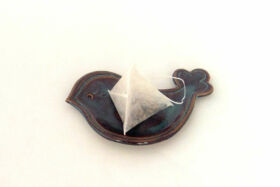 Petit plat oiseau bleuté en poterie, Terr'Ame, atelier-boutique de céramique de Véronique Bélier, Trévoux, Ain
