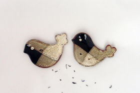 Deux petits oiseaux plats en céramique, émail brun moucheté, Terr'Ame, atelier-boutique de céramique de Véronique Bélier, Trévoux, Ain