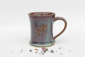 Mug en grès avec impression colimaçon, Terr'Ame, atelier-boutique de céramique de Véronique Bélier, Trévoux, Ain