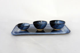 Petit plat à cake bleu moucheté et coupelles, cours de poterie, Terr'Ame, atelier-boutique de céramique de Véronique Bélier, Trévoux, Ain