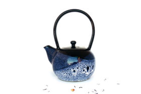 Théière avec anse en céramique, bleu moucheté, Terr'Ame, atelier-boutique de céramique de Véronique Bélier, Trévoux, Ain