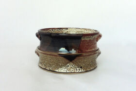 Deux petits plats à fours superposés en grès, émail brun moucheté, Terr'Ame, atelier-boutique de céramique de Véronique Bélier, Trévoux, Ain