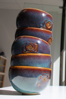 Empilement de petits bols brun bleutés en grès, Terr'Ame, atelier-boutique de céramique de Véronique Bélier, Trévoux, Ain