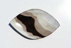 Plat barque, centre de table brun moucheté, cours de poterie, Terr'Ame, atelier-boutique de céramique de Véronique Bélier, Trévoux, Ain