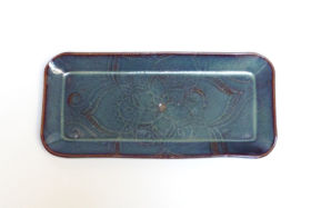 Plat à cake gravé lotus, émail bleutécours de poterie, Terr'Ame, atelier-boutique de céramique de Véronique Bélier, Trévoux, Ain