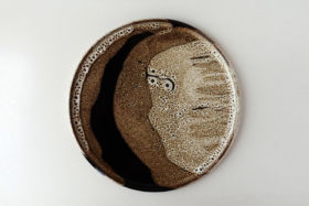 Plat à tarte brun moucheté, cours de poterie, Terr'Ame, atelier-boutique de céramique de Véronique Bélier, Trévoux, Ain