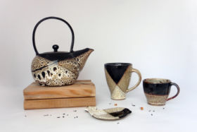 Théière, tasses et repose sachet de thé brun moucheté, Terr'Ame, atelier-boutique de céramique de Véronique Bélier, Trévoux, Ain