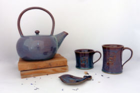 Théière, mugs et repose sachet de thé bleutés, Terr'Ame, atelier-boutique de céramique de Véronique Bélier, Trévoux, Ain