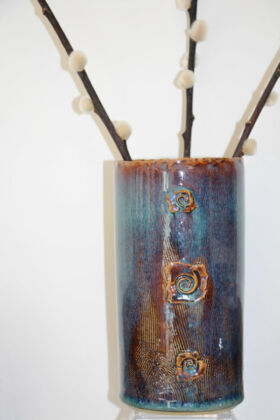 Vase bleuté avec griffures et colimaçons, Terr'Ame, atelier-boutique de céramique de Véronique Bélier, Trévoux, Ain