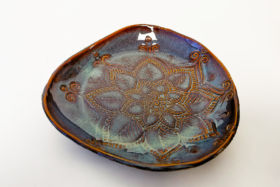 Assiette creuse mandala spiritualité céramique poterie Terr'Ame Véronique Belier Trévoux