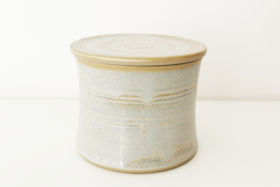 Beurrier à eau blanc irisé, cintré Beurrier à eau céramique poterie Terr'Ame Véronique Belier Trévoux