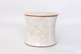 Beurrier à eau blanc cintré, décor pétales de lotus Beurrier à eau blanc gravé, Terr'Ame, atelier-boutique de céramique de Véronique Bélier, Trévoux, Ain