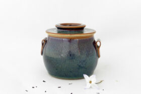 Beurrier à eau bleuté avec bouton Beurrier à eau boule bleuté avec bouton, Terr'Ame, atelier-boutique de céramique de Véronique Bélier, Trévoux, Ain