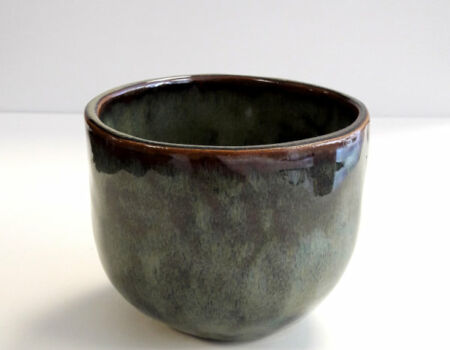 Bol pincé émaillé Bol pincé en grès émaillé en brun vert, stage de poterie, Terr'Ame, atelier-boutique de céramique de Véronique Bélier, Trévoux, Ain