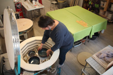 Défournement d'une cuisson d'émail de grès, Terr'Ame, atelier-boutique de céramique de Véronique Bélier, Trévoux, Ain