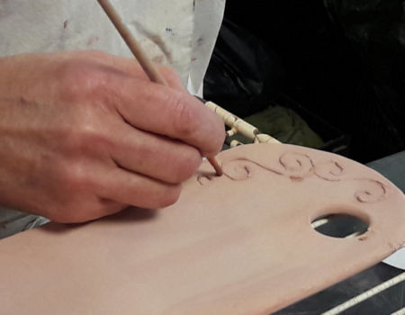 Emaillage graphique Pose de l'émail, stage de poterie, Terr'Ame, atelier-boutique de céramique de Véronique Bélier, Trévoux, Ain