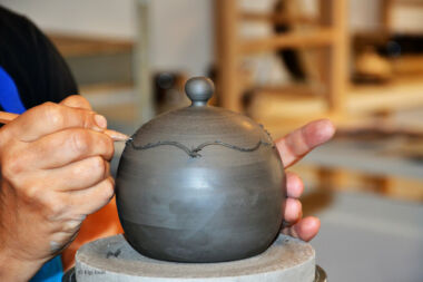 Découpe d'une boîte en grès, stade du cuir, Terr'Ame, atelier-boutique de céramique de Véronique Bélier, Trévoux, Ain