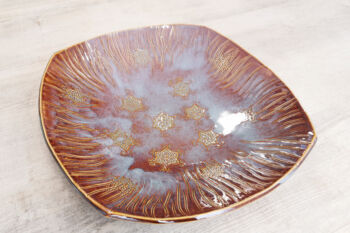 Grand plat gravé Grand plat gravé brun bleuté centre de table spiritualité céramique poterie Terr'Ame Véronique Belier Trévoux