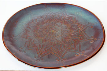 Grand plat gravé_centre de table Grand plat gravé mandala centre de table spiritualité céramique poterie Terr'Ame Véronique Belier Trévoux