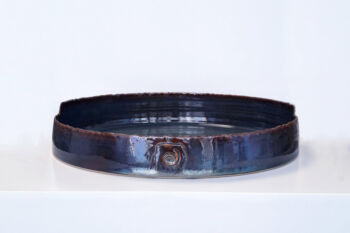 Grand plat rond, pincé asymétrique avec colimaçon et nautilus Grand plat rond, pincé asymétrique avec colimaçon et nautilus, Terr'Ame, Véronique Bélier, Trévoux