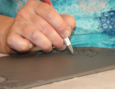 Gravure sur grès, cours de poterie, Terr'Ame, atelier-boutique de céramique de Véronique Bélier, Trévoux, Ain