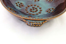 Détail d'un passoire en poterie, cours de poterie, Terr'Ame, atelier-boutique de céramique de Véronique Bélier, Trévoux, Ain