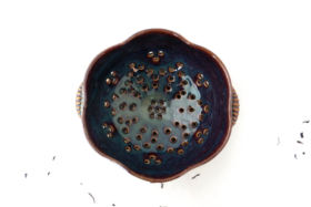 Passoire bleutée en grès, cours de poterie, Terr'Ame, atelier-boutique de céramique de Véronique Bélier, Trévoux, Ain