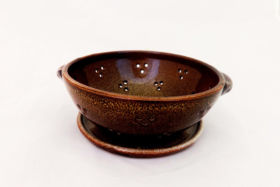 Passoire brun moucheté, cours de poterie, Terr'Ame, atelier-boutique de céramique de Véronique Bélier, Trévoux, Ain