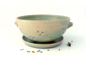 Passoire verte en grès, cours de poterie, Terr'Ame, atelier-boutique de céramique de Véronique Bélier, Trévoux, Ain