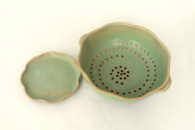 Passoire verte en grès, cours de poterie, Terr'Ame, atelier-boutique de céramique de Véronique Bélier, Trévoux, Ain