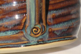 Détail d'un pichet en grès, émail bleuté, Terr'Ame, atelier-boutique de céramique de Véronique Bélier, Trévoux, Ain