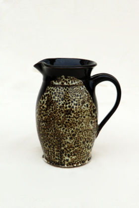 Pichet brun moucheté en grès, Terr'Ame, atelier-boutique de céramique de Véronique Bélier, Trévoux, Ain