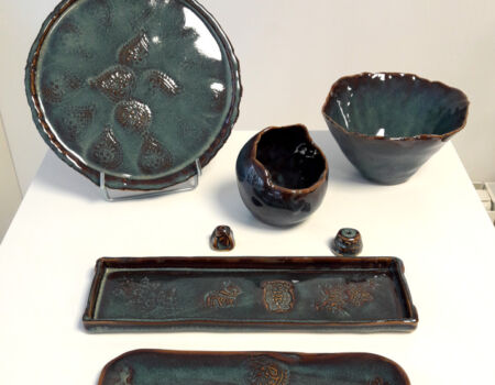 Pièces émaillées en brun bleuté Pièces émaillées en brun bleuté_Cours de poterie_Terr'Ame_Véronique Bélier_Trévoux