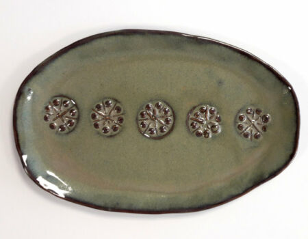 Plat avec empreintes Plat texturé, stage de poterie, Terr'Ame, atelier-boutique de céramique de Véronique Bélier, Trévoux, Ain