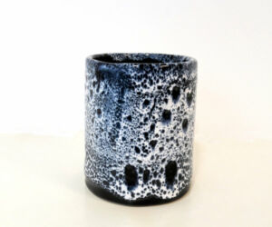 Pot à crayon bleu moucheté, cours de poterie, Terr'Ame, atelier-boutique de céramique de Véronique Bélier, Trévoux, Ain