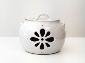 Pot à oignons blanc en grès, réalisation personnalisée, Terr'Ame, atelier-boutique de céramique de Véronique Bélier, Trévoux, Ain