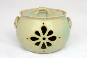 Pot à oignons vert, décor découpé en forme de fleur, Terr'Ame, atelier-boutique de céramique de Véronique Bélier, Trévoux, Ain