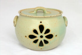 Pot à oignons vert, décor découpé en forme de fleur, Terr'Ame, atelier-boutique de céramique de Véronique Bélier, Trévoux, Ain