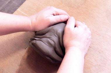 Préparation de la terre, tête de bélier, Coupes culbutos en céramique, poterie, Terr'Ame, atelier-boutique de céramique de Véronique Bélier, Trévoux, Ain