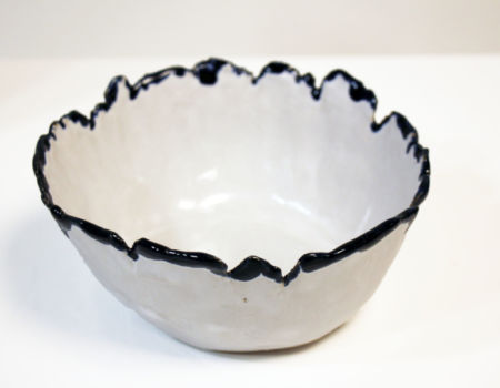 Saladier en blanc et bleu Saladier en blanc et bleu_Cours de poterie_Terr'Ame_Véronique Bélier_Trévoux