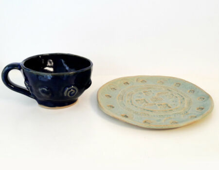 Tasse et assiette Tasse et assiette_Stage enfant_Poterie_Terr'Ame_Véronique Bélier_Trévoux