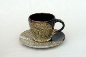 Ensemble tasse à café et soucoupe brun moucheté, réalisation personnalisée, Terr'Ame, atelier-boutique de céramique de Véronique Bélier, Trévoux, Ain