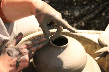 Tournage, fermeture d'une boîte, Terr'Ame, atelier-boutique de céramique de Véronique Bélier, Trévoux, Ain